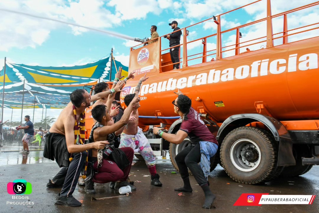 Abastecimento de piscinas realizado pela Pipa Uberaba